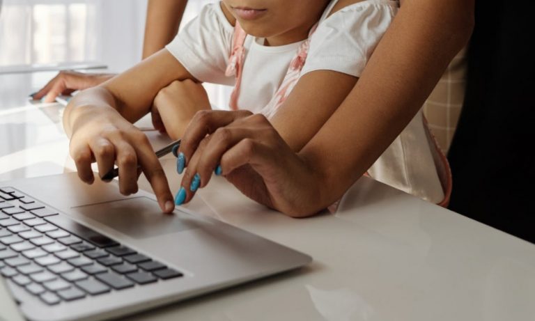 «Вы уже закончили школу»: родителей просят не учиться за детей на «удаленке»