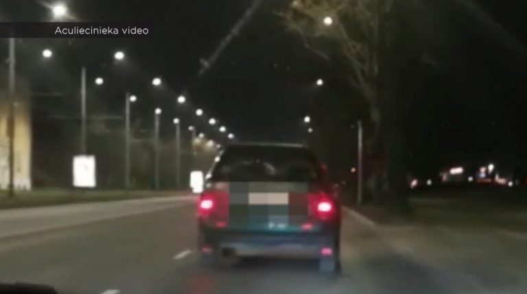 ВИДЕО: пьяный водитель в Риге устроил серьезную аварию
