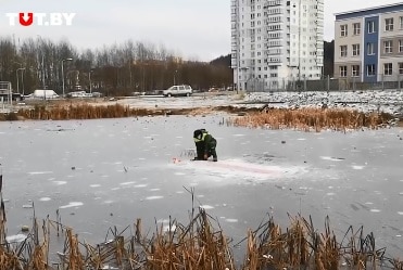 ВИДЕО: в Минске коммунальщиков заставили вырубать из льда вмерзший красно-белый флаг