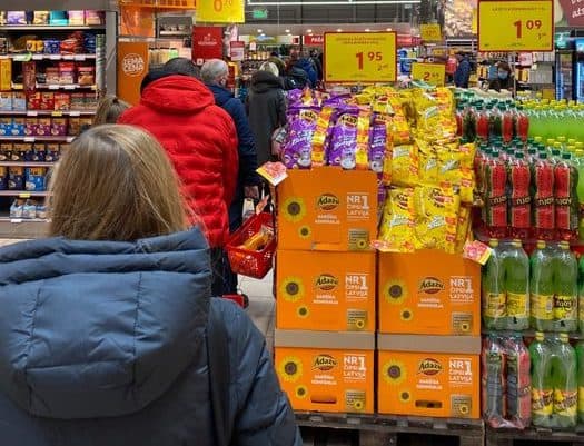 «Люди ходят в магазины, чтобы отдохнуть»: Винькеле объяснила торговые ограничения в Латвии