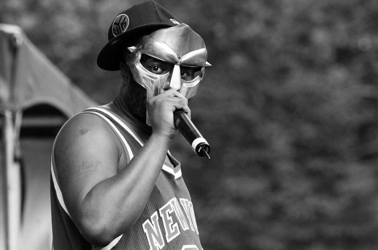 В США умер рэпер MF Doom. Супруга музыканта сообщила об этом спустя два месяца