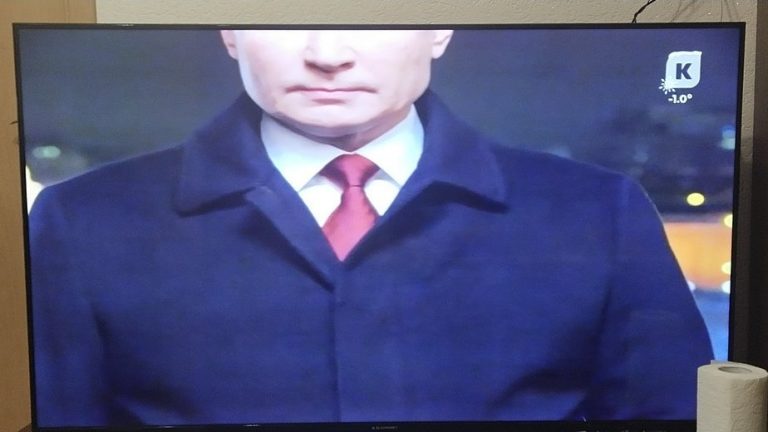 Телеканал объяснил обрезанное изображение Путина в Новый год. Виновных накажут
