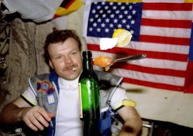 Атмосферные снимки прямиком из 90 — ых и даже летающая икра