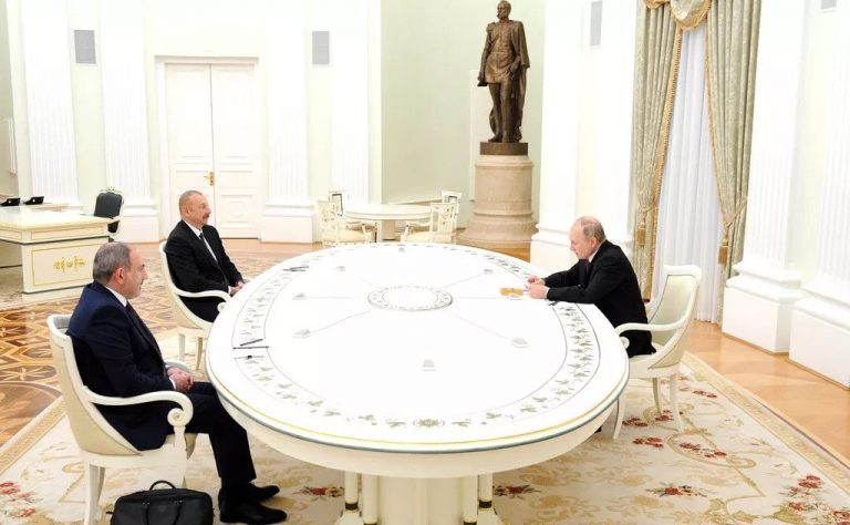 В Москве проходит встреча глав России, Армении и Азербайджана: Пашинян и Алиев не пожали друг другу руки