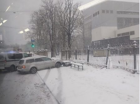 ФОТО: на дорогах Латвии – снег и гололед. По всей стране много аварий