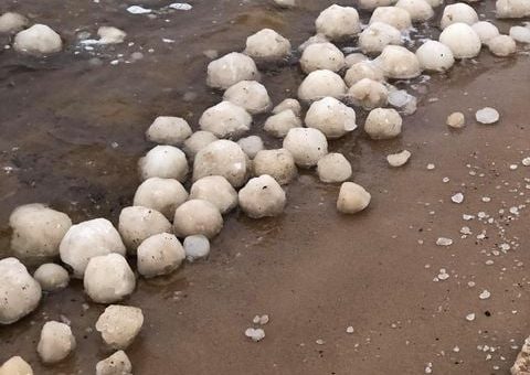ФОТО: в Саулкрасты запечатлели редачайшее природное явление – «ледяные яйца»