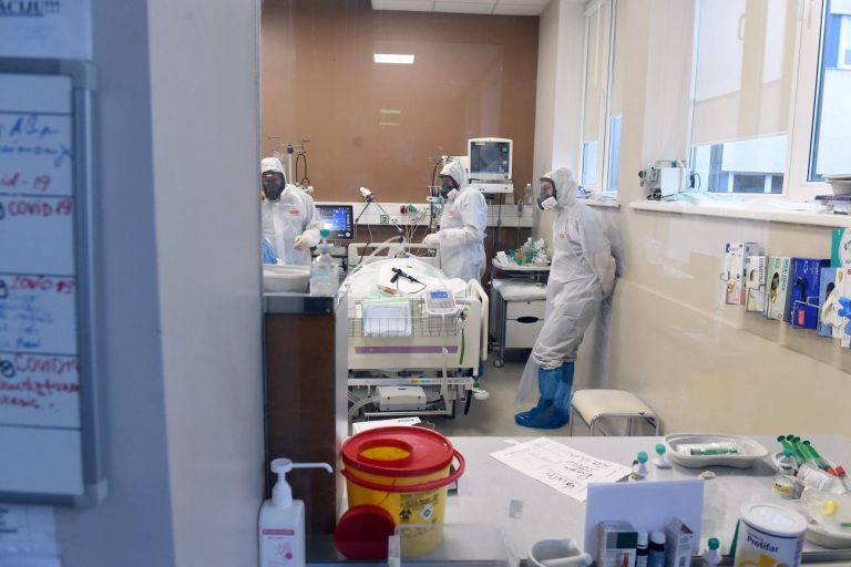 В Латвии немного уменьшилось количество больных COVID в больницах