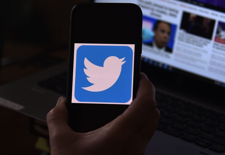 Twitter удалил более 70 тысяч аккаунтов, распространяющих теорию заговора QAnon