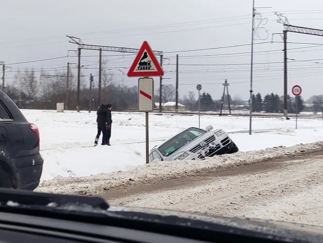 ФОТО: снегопад привел к многочисленным авариям по всей Латвии