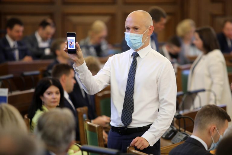 Павлютса призвали показать пример и публично сделать прививку от COVID