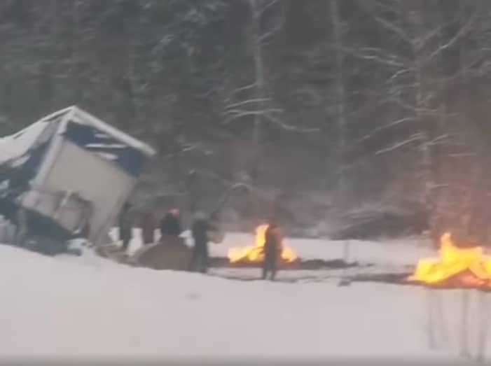 ВИДЕО: под Мадоной грузовик съехал с дороги и пролил топливо – оно загорелось