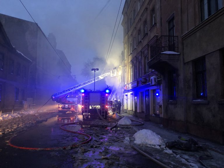 ФОТО: пожар повышенной опасности в Риге, один человек погиб