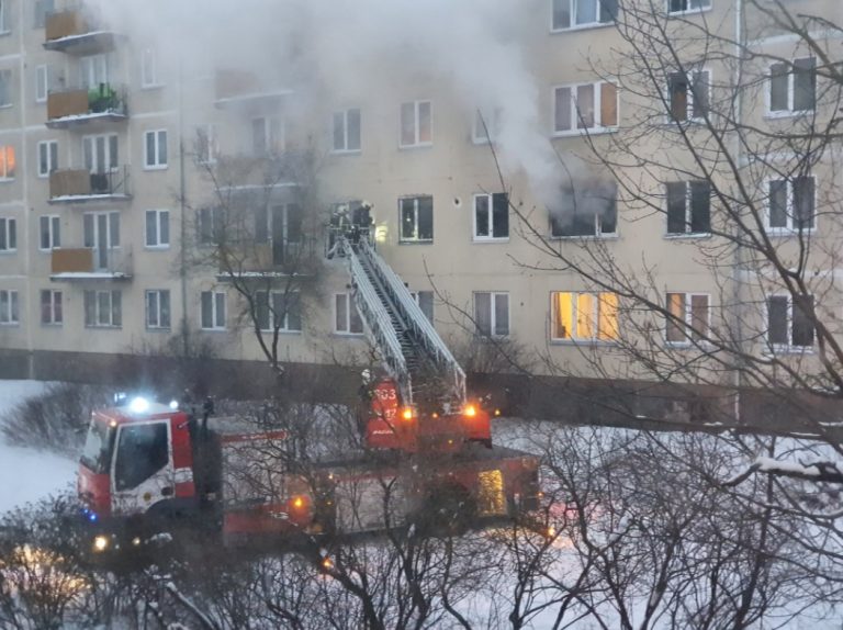 ФОТО и ВИДЕО: в одной из квартир на Югле произошел пожар