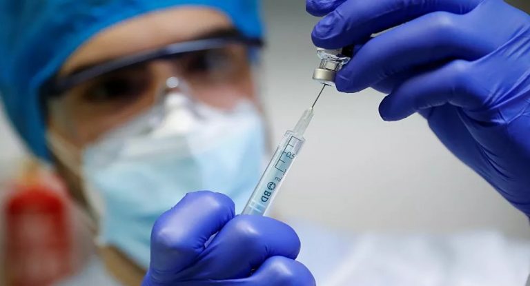 Pfizer сокращает поставки вакцин в ЕС. Латвия и другие страны выразили возмущение