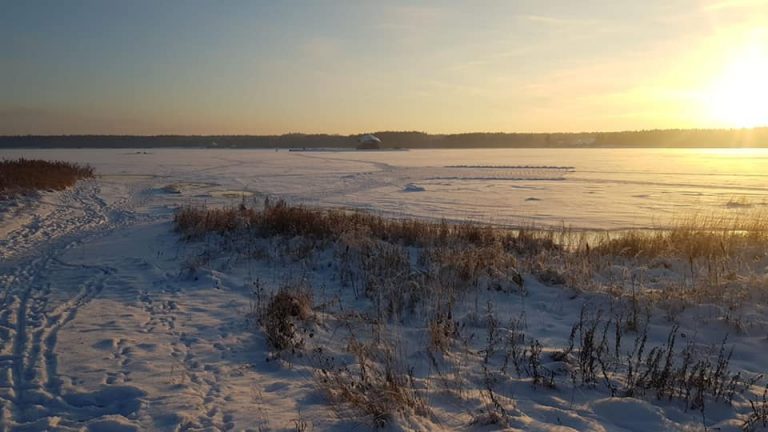Семья с грудным ребенком на Даугаве провалилась под лед - их успели спасти