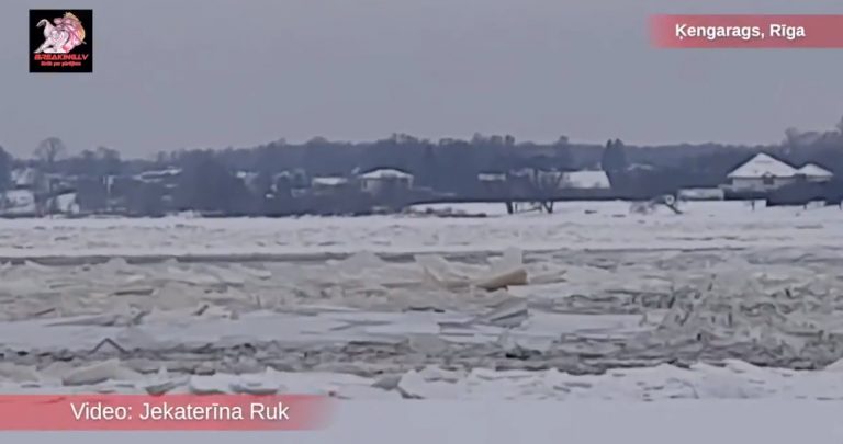 ВИДЕО: очевидцы в Кенгарагсе засняли ледоход на Даугаве