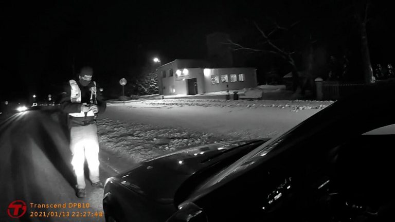ВИДЕО: полиция в Адажи ловила дрифтеров, а поймала нарушителей ЧС