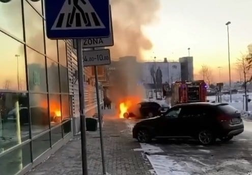 ВИДЕО: около т/ц Spice открытым пламенем горела машина