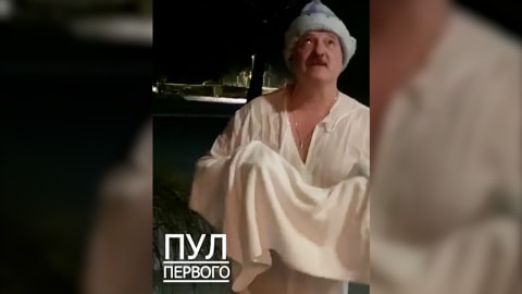 ВИДЕО: Лукашенко отметил крещение, окунувшись в прорубь