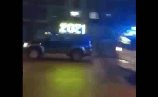 ВИДЕО: по Риге каталась машина, запуская фейерверк прямо из салона