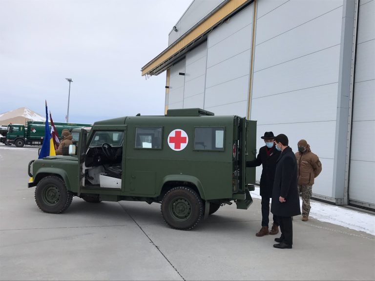 ФОТО: Латвия передала в дар Украине семь военно-медицинских машин
