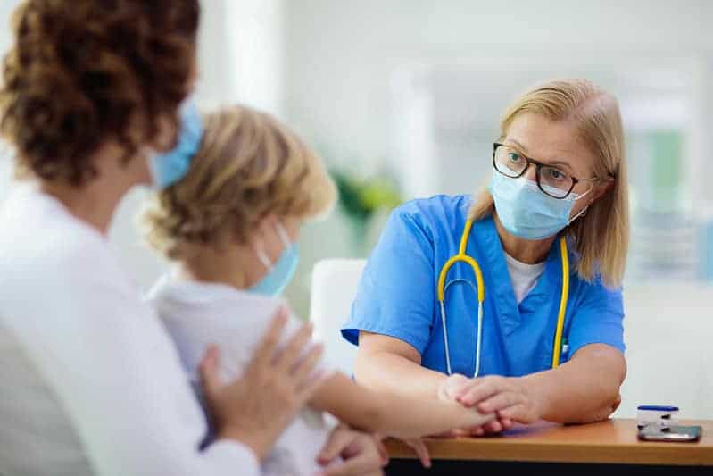 В Латвии за сутки выявлено 910 случаев COVID, умер 21 человек