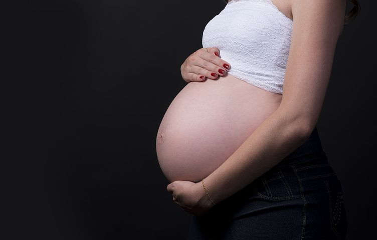 «Стало меньше женщин, способных родить»: профессор ЛУ объяснил антирекорд рождаемости