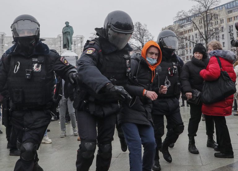ВИДЕО: массовая акция протеста сторонников Навального в Москве. Начались задержания