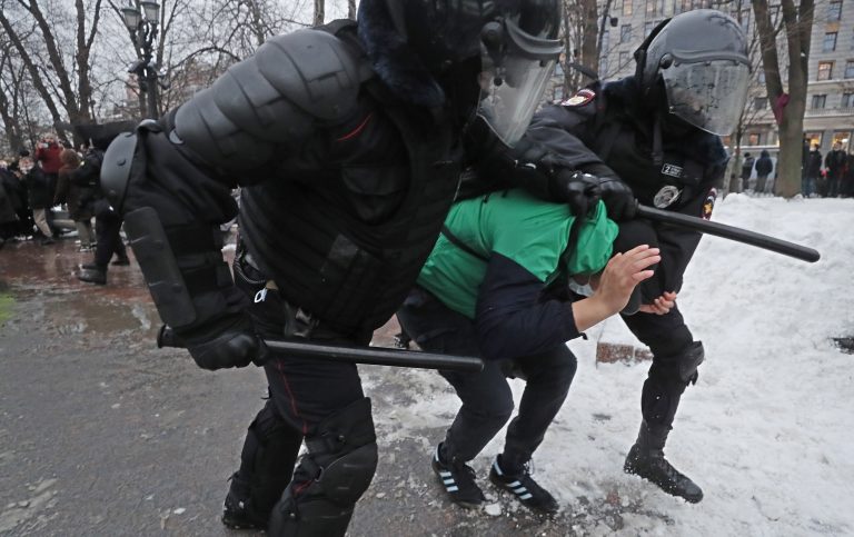 Нужны санкции. Страны Балтии осудили задержание мирных сторонников Навального