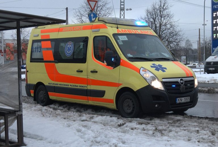 ВИДЕО: в Пурвциемсе сотрудники Рижской полиции сбили пешехода и уехали