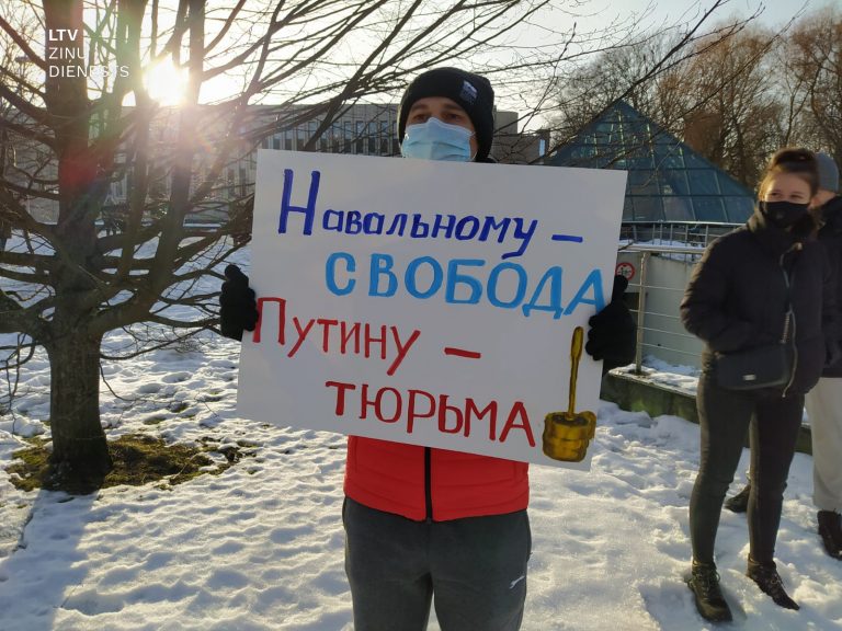 ФОТО: у посольства РФ в Риге прошла акция в поддержку Навального