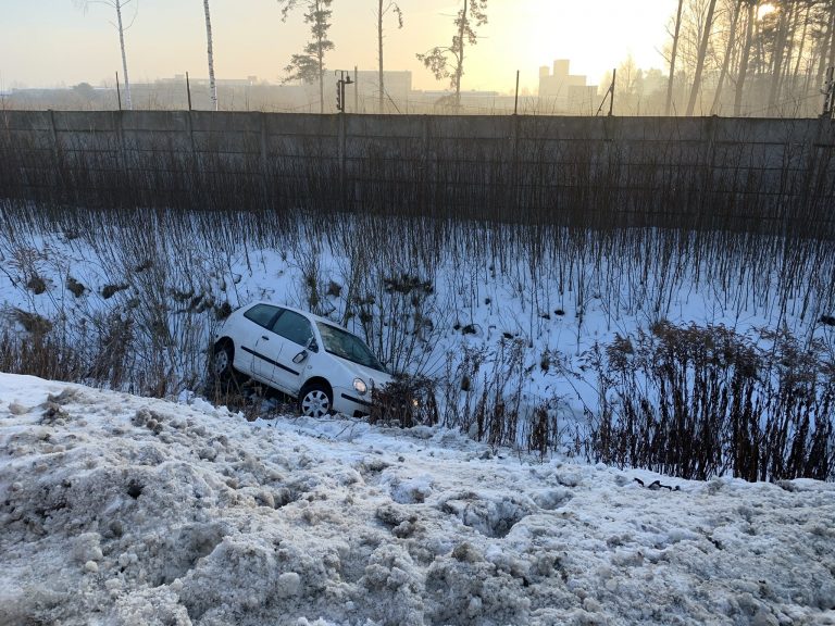 Осторожно, гололед! Водителей в Латвии призывают к осторожности