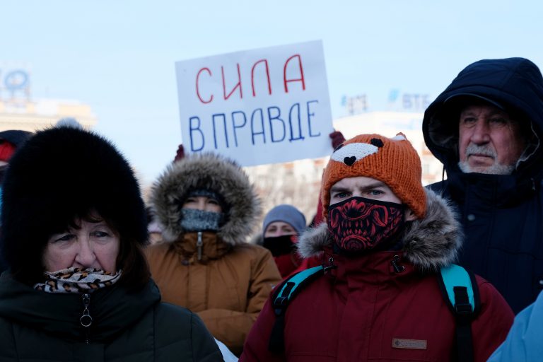 ВИДЕО: на востоке России сотни человек вышли на акции в поддержку Навального