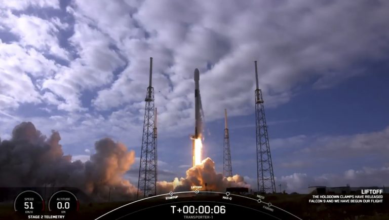 SpaceX запустила ракету с рекордным числом спутников