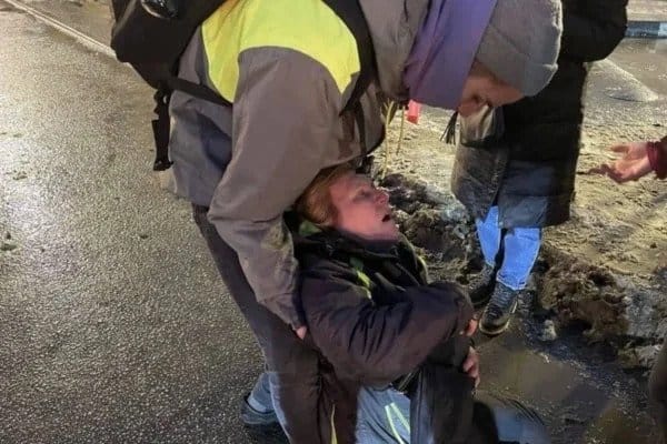 О состоянии женщины, которую ударил силовик, поступают противоречивые данные