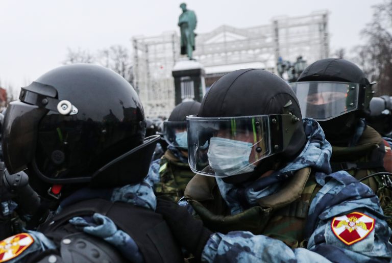 «Забрало запотело»: ударивший женщину омоновец пришел к ней в больницу и извинился