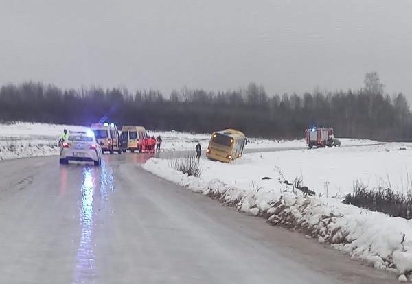 ФОТО: под Алуксне автобус на скользкой дороге съехал в кювет