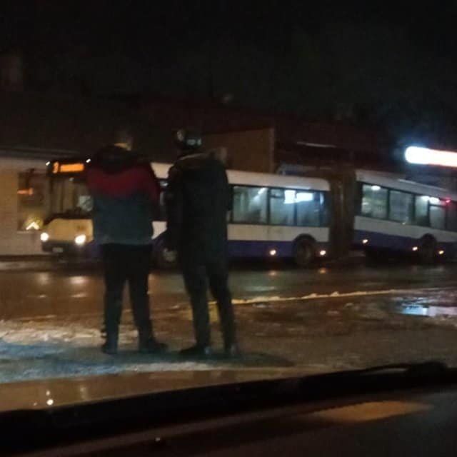 ФОТО: в Болдерае автобус Rīgas satiksme разломился пополам