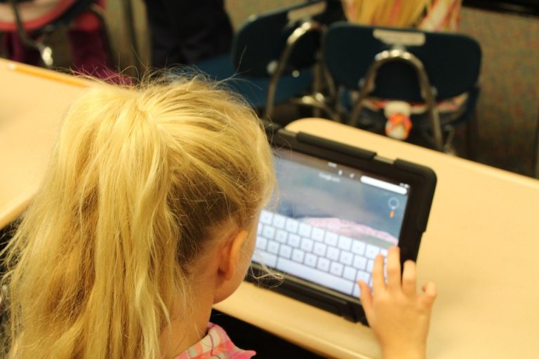 Технические проблемы с E-klase: учителя не смогли начать удаленные уроки