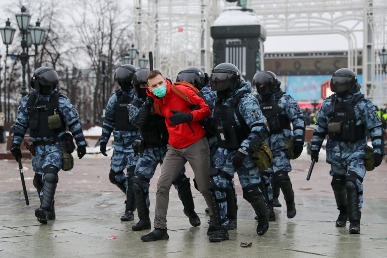 Латвия потребовала от России освобождения Навального и задержанных во время протестов