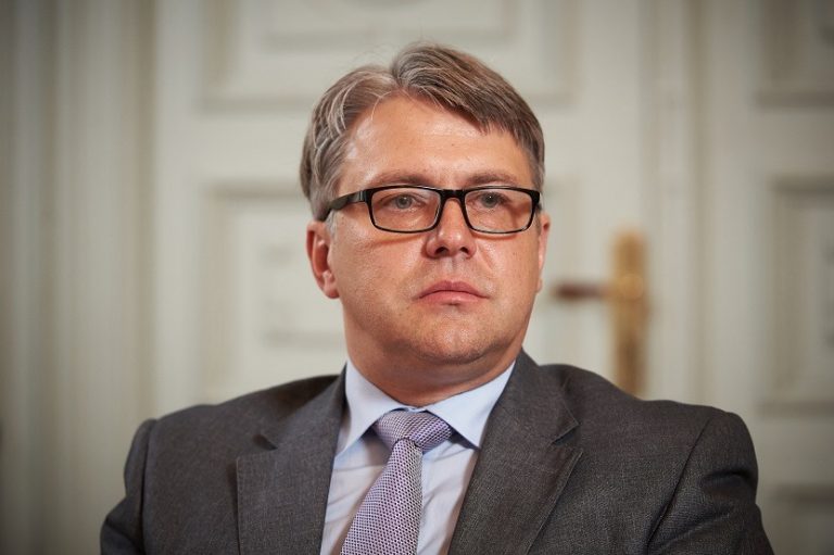 Омбудсмен: никогда не видел очередей за сапогами и носкам. Почему их запретили?