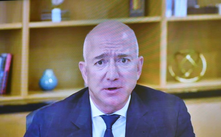 Основатель Amazon потребовал 1,7 млн долларов за слив его обнаженных фото