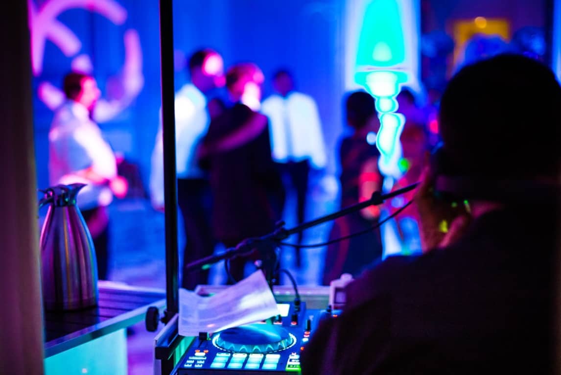 Рейд в петербурге в баре. Менделеев бар самара. Москва ночное заведение закрылся ресторан. Балаган ресторан москва татьяна беркович. Клубный бар.