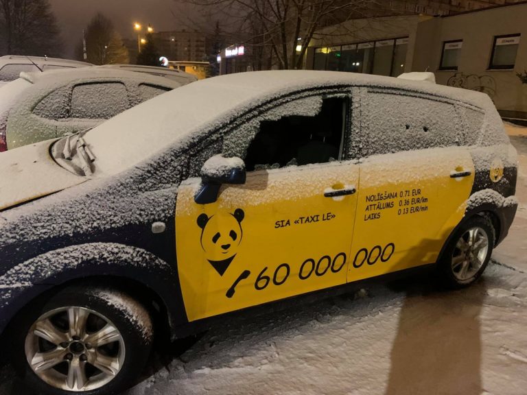 ФОТО: в Плявниеки неизвестные обстреляли и написали оскорбление на такси