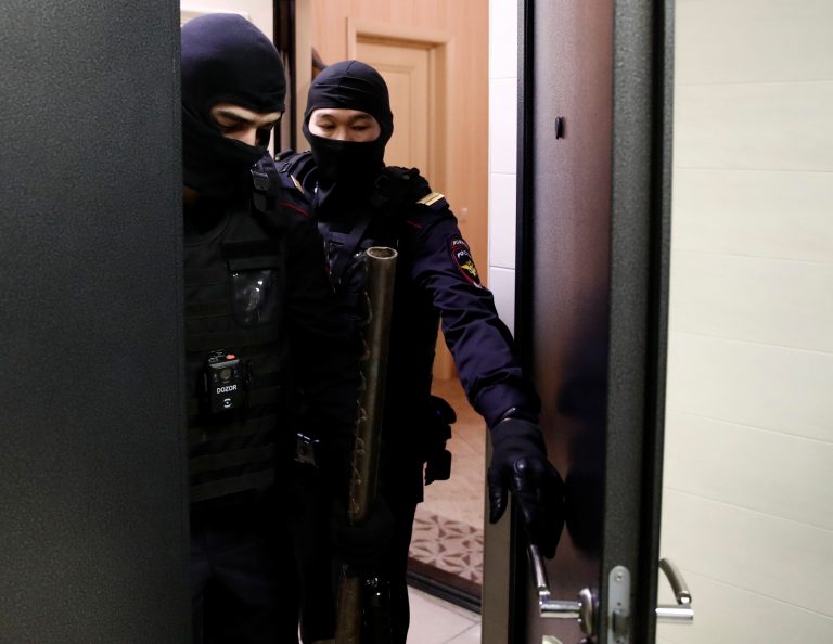 В России прошли массовые обыски у сторонников Навального