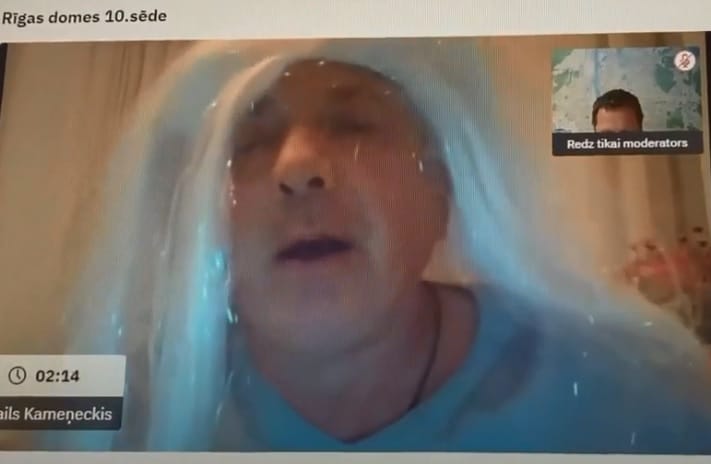ВИДЕО: депутат Рижской думы во время удаленных дебатов надел странный парик