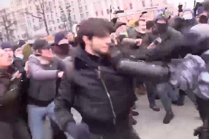 Чеченец, который на митинге в Москве подрался с омоновцами, пытался сбежать в Латвию
