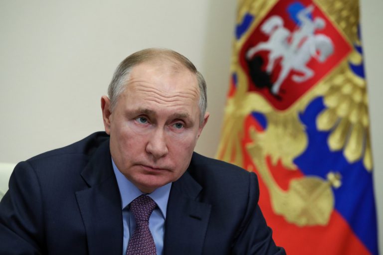 Уровень доверия Путину опустился до 53%