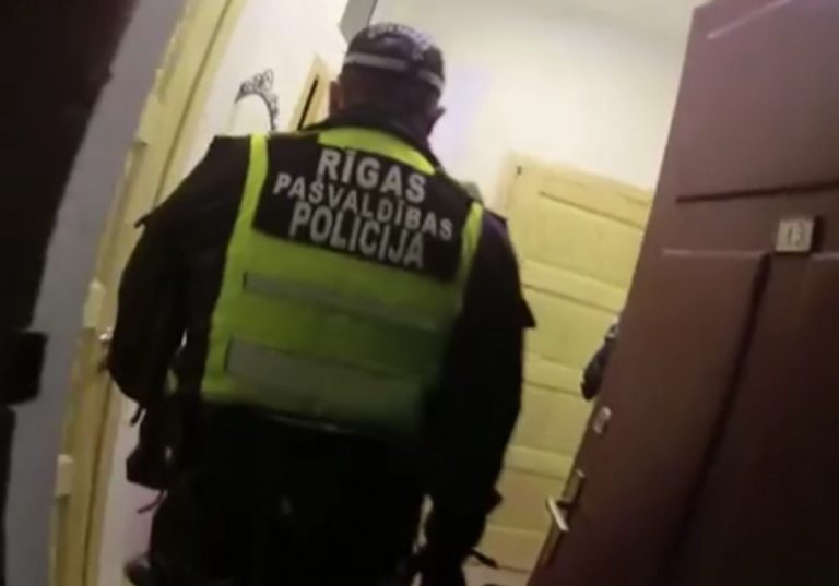 ВИДЕО: в Риге полиция прервала вечеринку иностранных студентов. Они пытались спрятаться