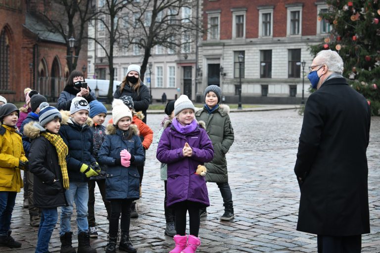 Согласно опросам, высшим должностным лицам доверяет четверть страны